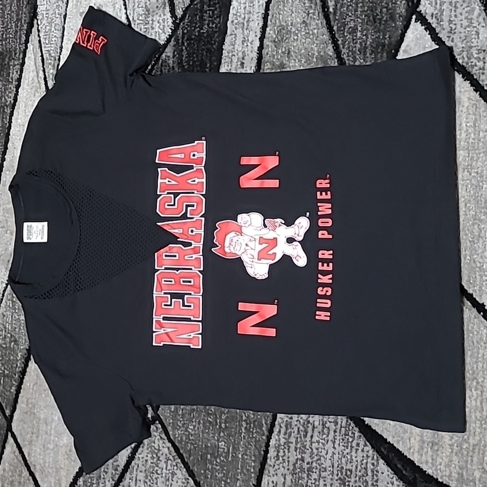 VS PINK 2017 CAMPUS MESH V-NECK RARE HERBIE HUSKER TEE-SHIRT